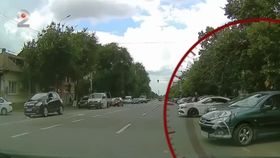 VIDEO Un șofer din Bihor și-a parcat mașina fără să tragă frâna de mână. Autoturismul a pornit singur